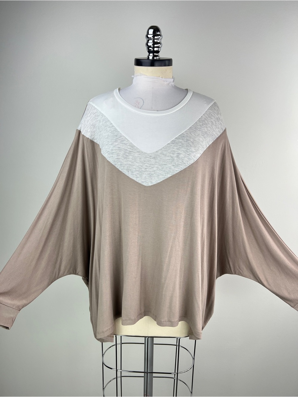 💚 3881. Oversized Colorblock Dolman Sleeve Top - Taupe & White